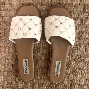 Steve Madden Leith white quilted stud slip on sandals  Size 6.5